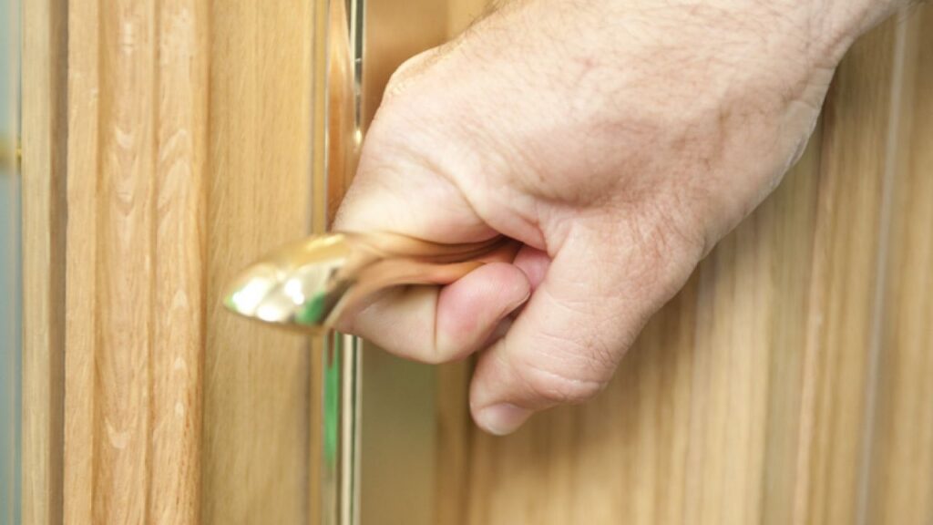 Arreglar la sujeción de una manilla: guía paso a paso para solucionarlo fácilmente