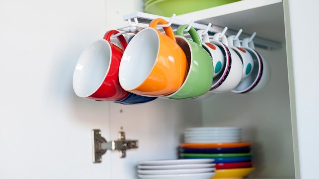 Colocar un cuelga tazas: Guía paso a paso para organizar tus tazas de forma práctica