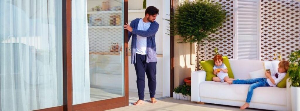 Cómo ajustar una puerta corredera que se atasca: Guía práctica
