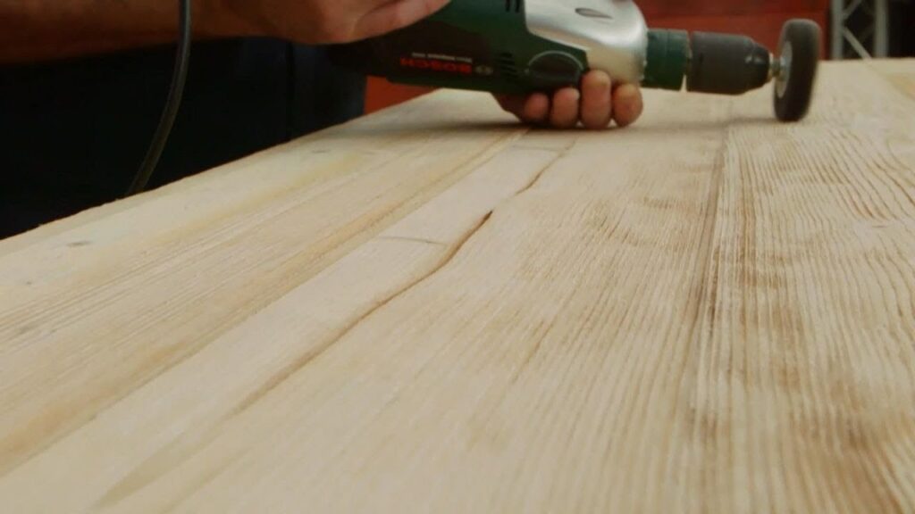 Cómo envejecer la madera con un cepillo de púas: Guía paso a paso