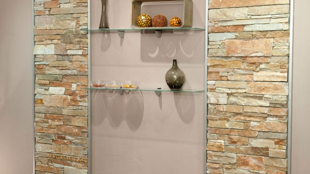 Cómo instalar piedra decorativa en una pared con baldas de cristal integradas
