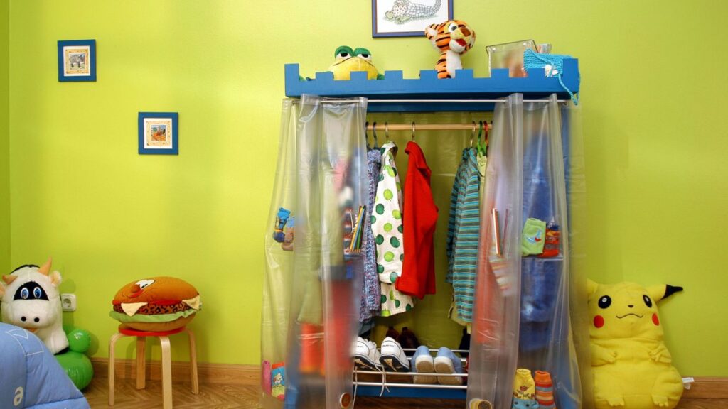 Perchero infantil con forma de castillo: Una opción encantadora para organizar la habitación de tus niños
