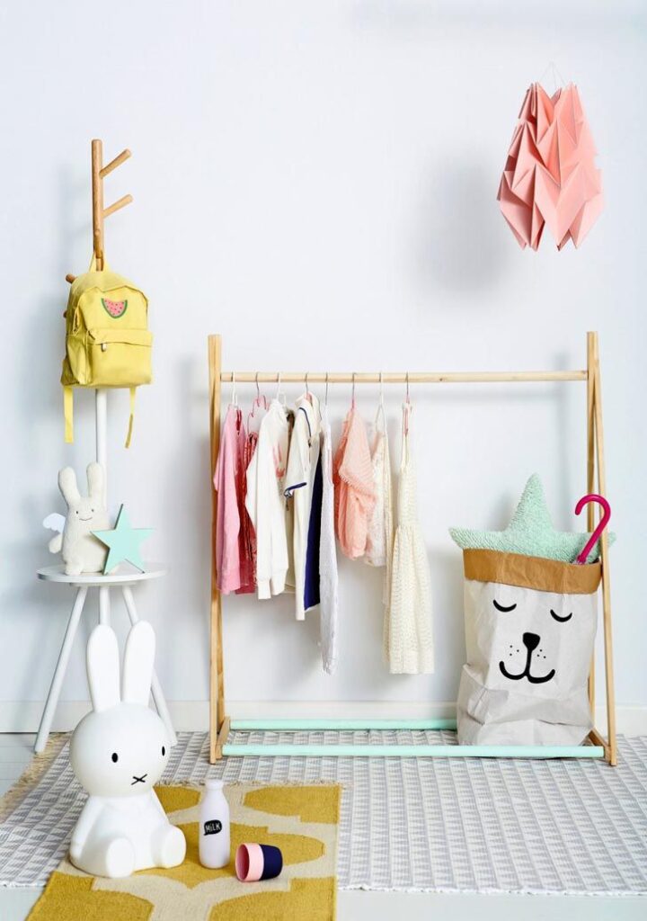 Raíl o perchero colgador infantil: Ideas prácticas para organizar la habitación de los más pequeños