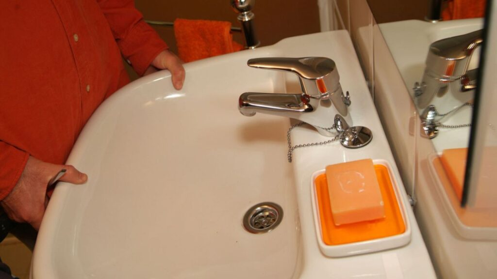 Sujeción de lavabo con taco químico: Guía paso a paso